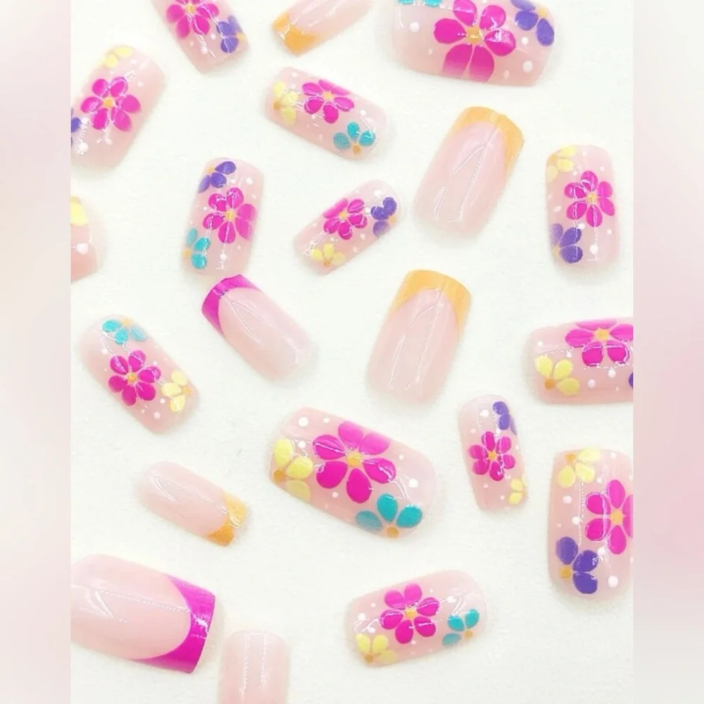 BEAUTIFUL Short Square Floral Pattern Full Cover Fake Nail Set - Picture 4 of 5